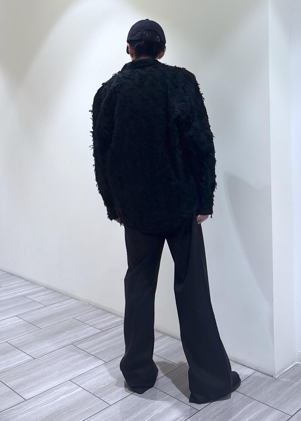 ブラック系のその他シューズ、ブラック系のシャツ/ブラウス、グリーン系のニット/セーターを着用したメンズの秋コーディネートの4枚目の写真