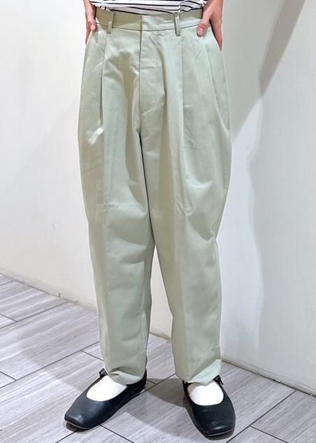 ブラック系のスリッポン、ブラック系のTシャツ/カットソー、グリーン系のその他パンツを着用したメンズの夏コーディネートの4枚目の写真