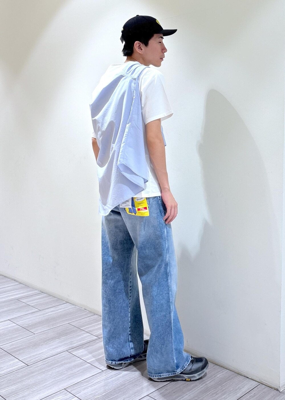 ホワイト系のTシャツ/カットソー、ブルー系のデニムパンツを着用したメンズの夏コーディネートの3枚目の写真