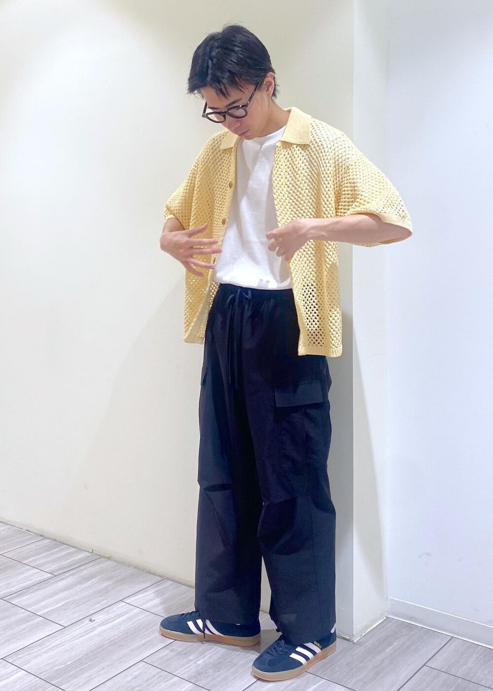 グリーン系のカーディガン/ボレロ、ブラック系のカーゴパンツを着用したメンズの夏コーディネートの3枚目の写真