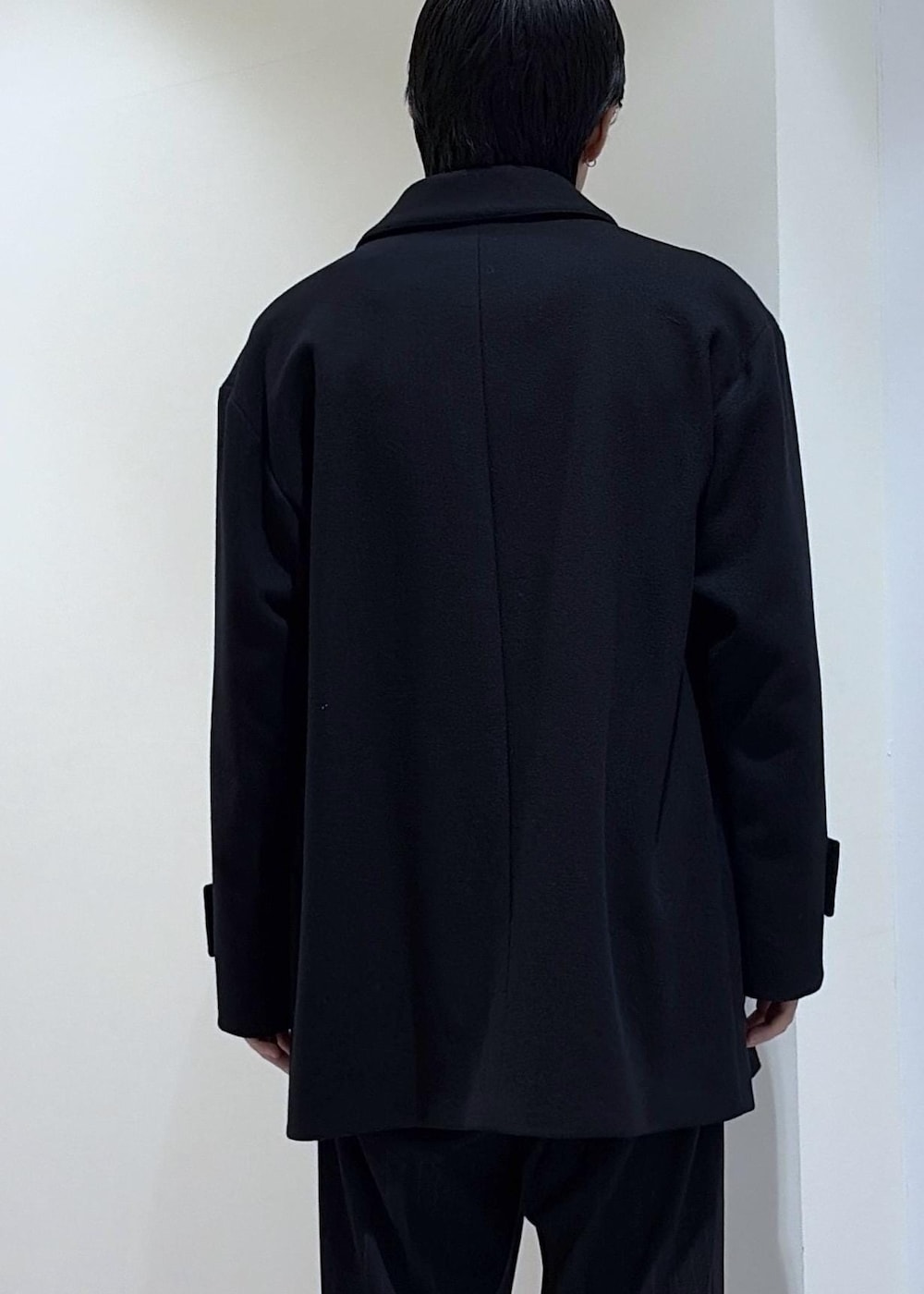 ブラック系のスラックス、ブルー系のその他アウター、グレー系のニット/セーターを着用したメンズの秋コーディネートの4枚目の写真
