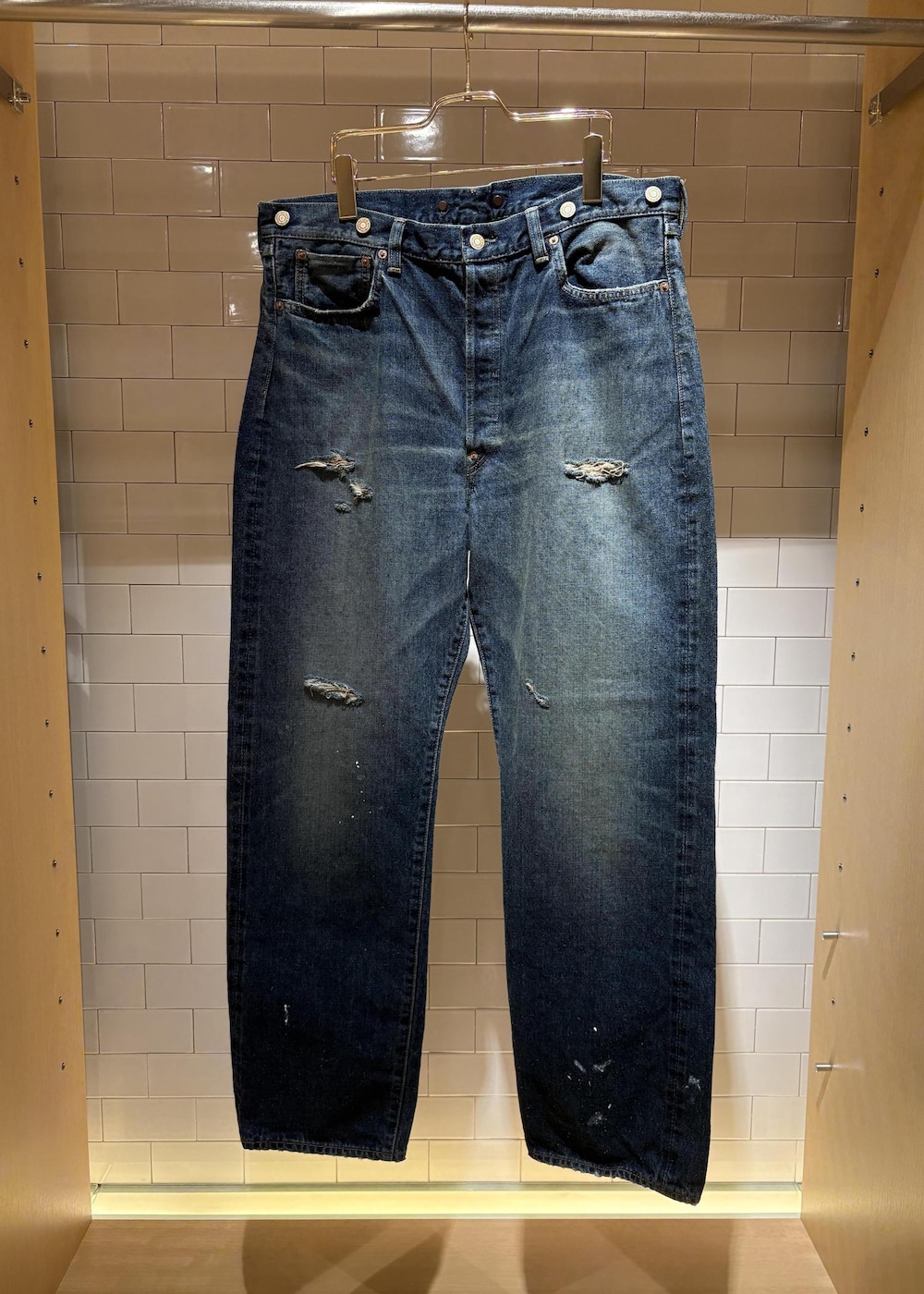 ブルー系のその他パンツを着用したメンズの春コーディネートの4枚目の写真