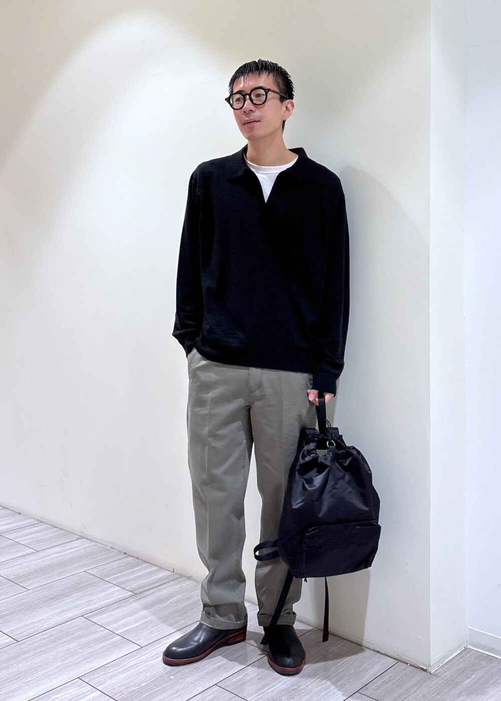 ブラック系のブーツ、ブラック系のニット/セーター、グレー系のその他パンツを着用したメンズの秋コーディネートの2枚目の写真