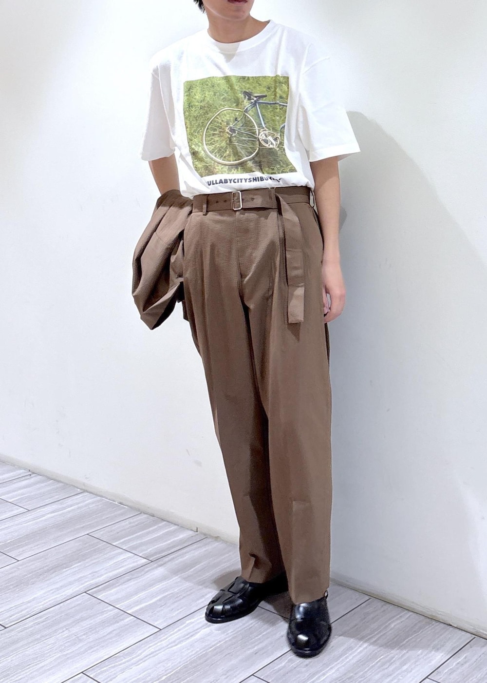 ブラウン系のその他パンツ、ブラウン系のシャツ/ブラウス、ホワイト系のTシャツ/カットソーを着用したメンズの春コーディネートの3枚目の写真