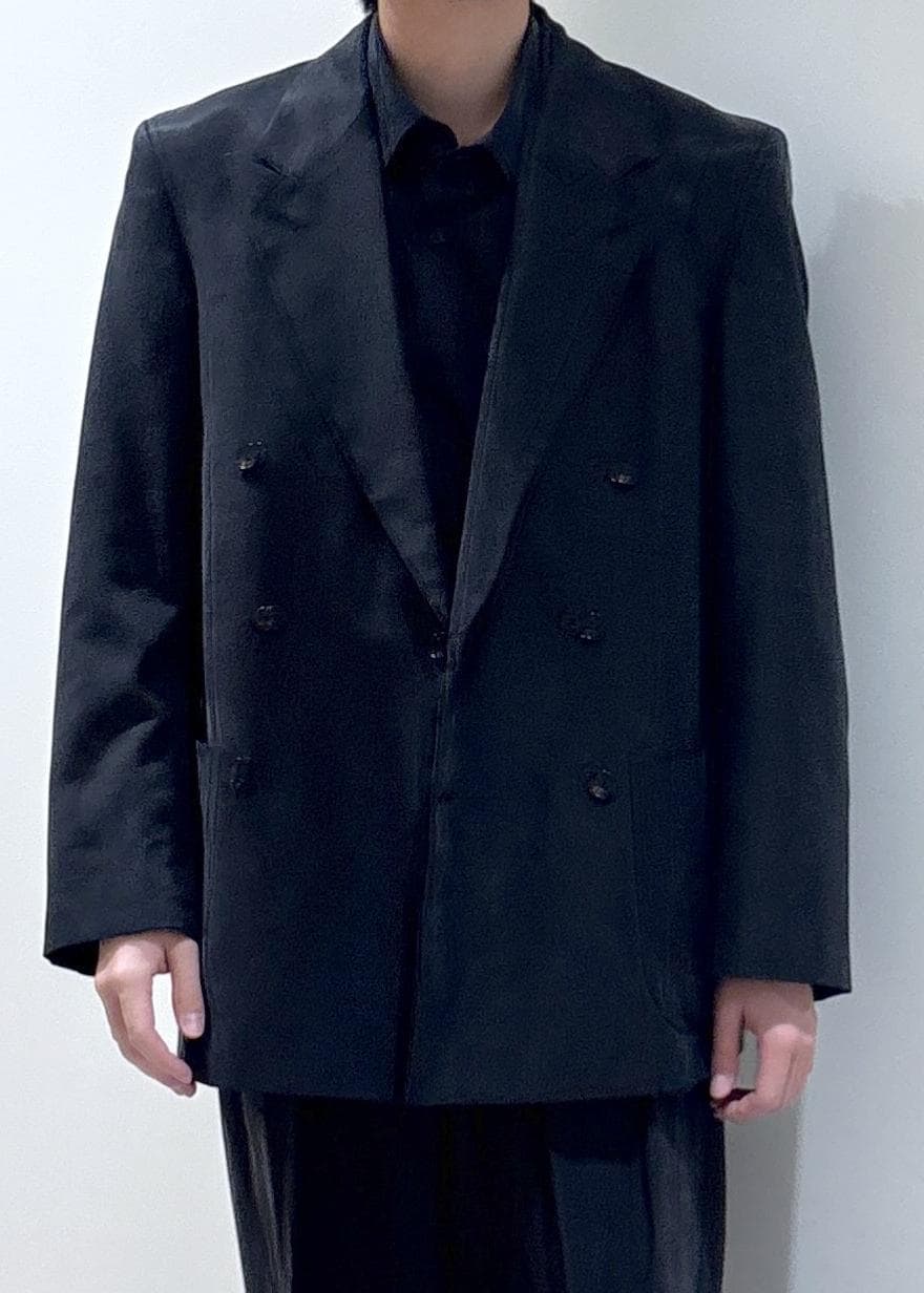 ブラック系のテーラードジャケット、ブラック系のスラックス、ブラック系のシャツ/ブラウスを着用したメンズの春コーディネートの4枚目の写真