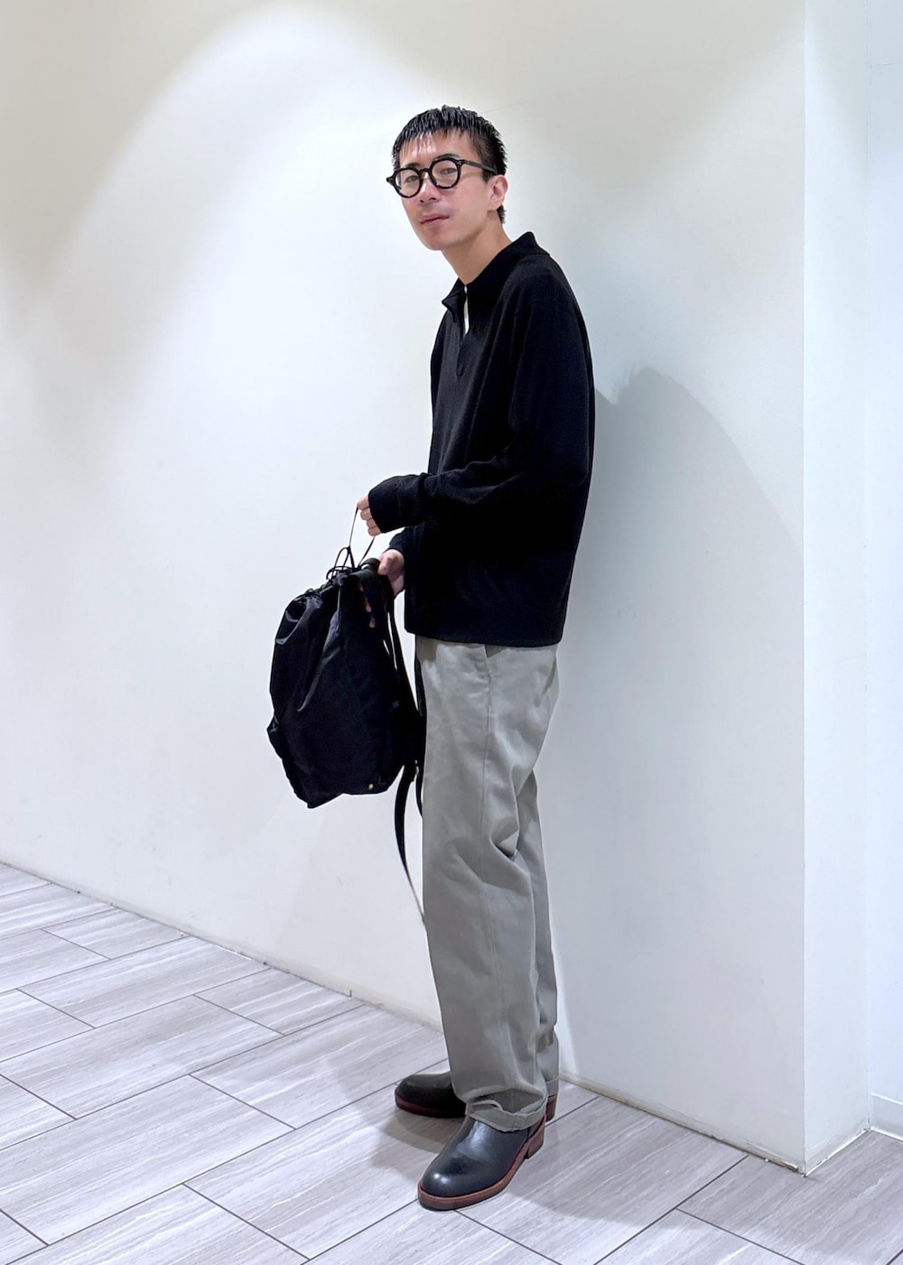 ブラック系のブーツ、ブラック系のニット/セーター、グレー系のその他パンツを着用したメンズの秋コーディネートの3枚目の写真
