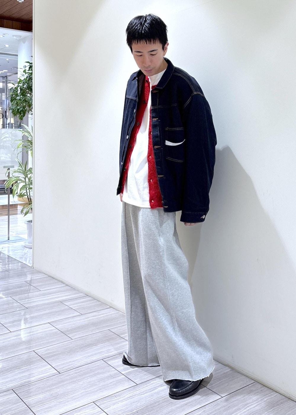 グレー系のその他パンツ、レッド系のカーディガン/ボレロ、ブラック系のローファーを着用したメンズの秋コーディネートの2枚目の写真