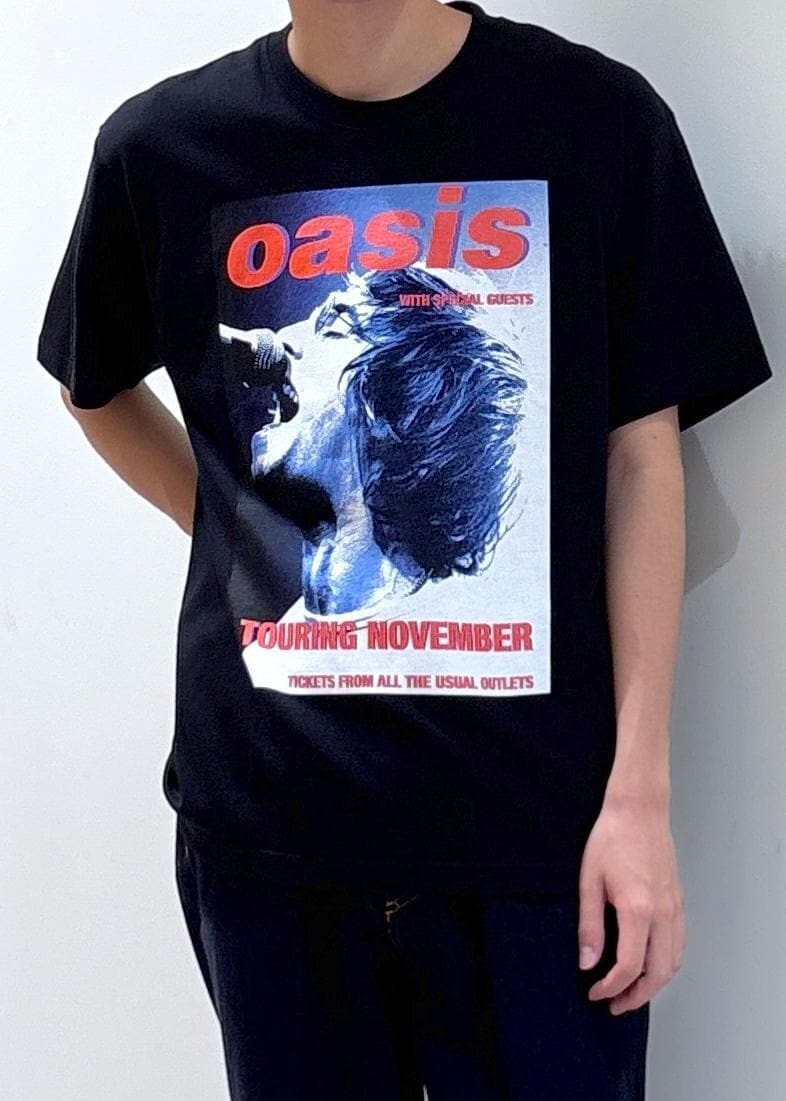 ブラック系のTシャツ/カットソー、ブルー系のデニムパンツを着用したメンズの夏コーディネートの4枚目の写真