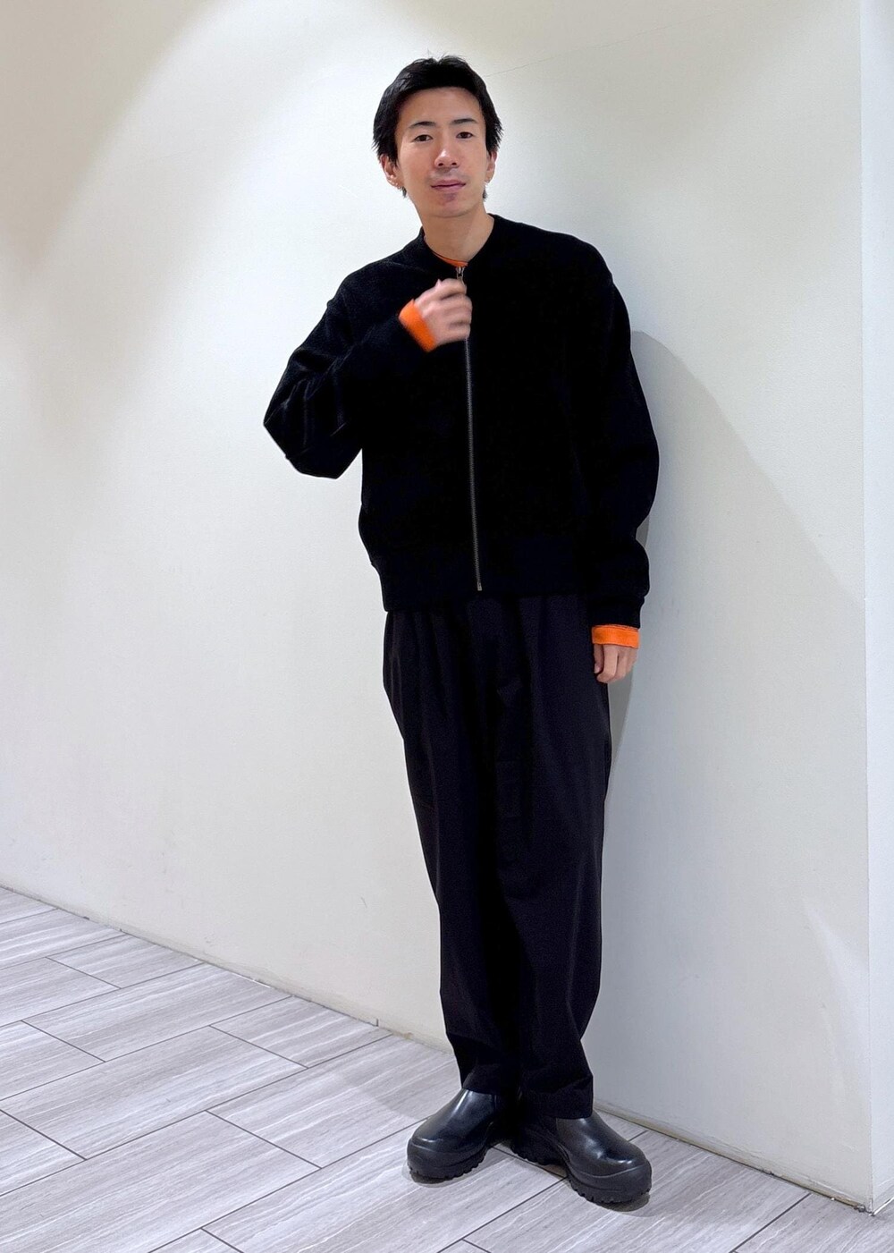 ブラック系のその他パンツ、ブルー系のニット/セーター、ブラック系のその他アウターを着用したメンズの秋コーディネートの3枚目の写真