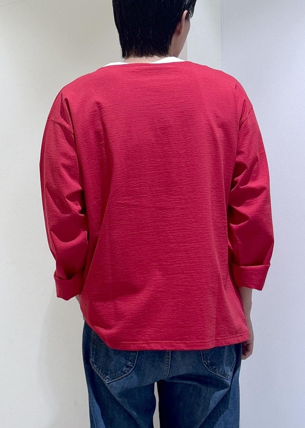 レッド系のTシャツ/カットソーを着用したメンズの春コーディネートの3枚目の写真