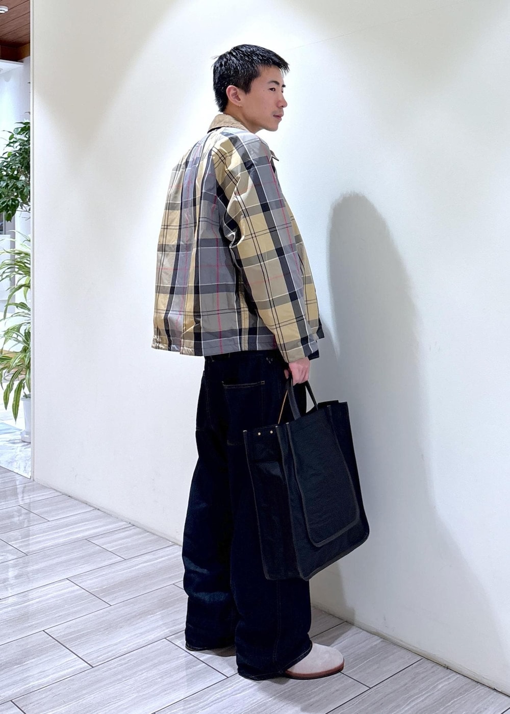 グレー系のブーツ、ブラック系のブルゾン、ブルー系のシャツ/ブラウスを着用したメンズの春コーディネートの3枚目の写真