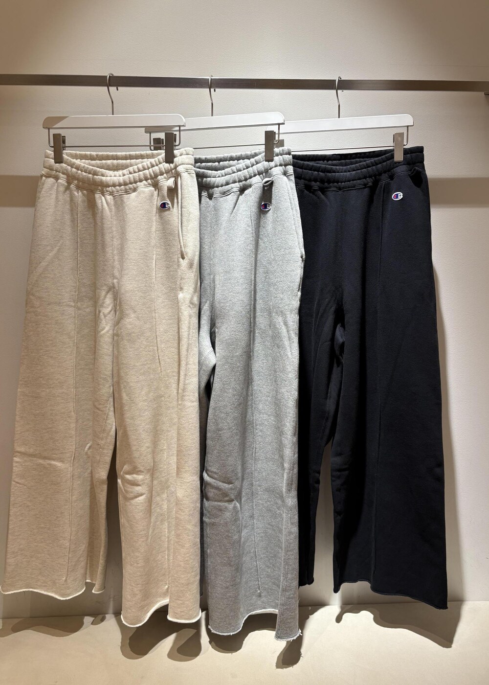 グレー系のその他パンツ、レッド系のカーディガン/ボレロ、ブラック系のローファーを着用したメンズの秋コーディネートの5枚目の写真