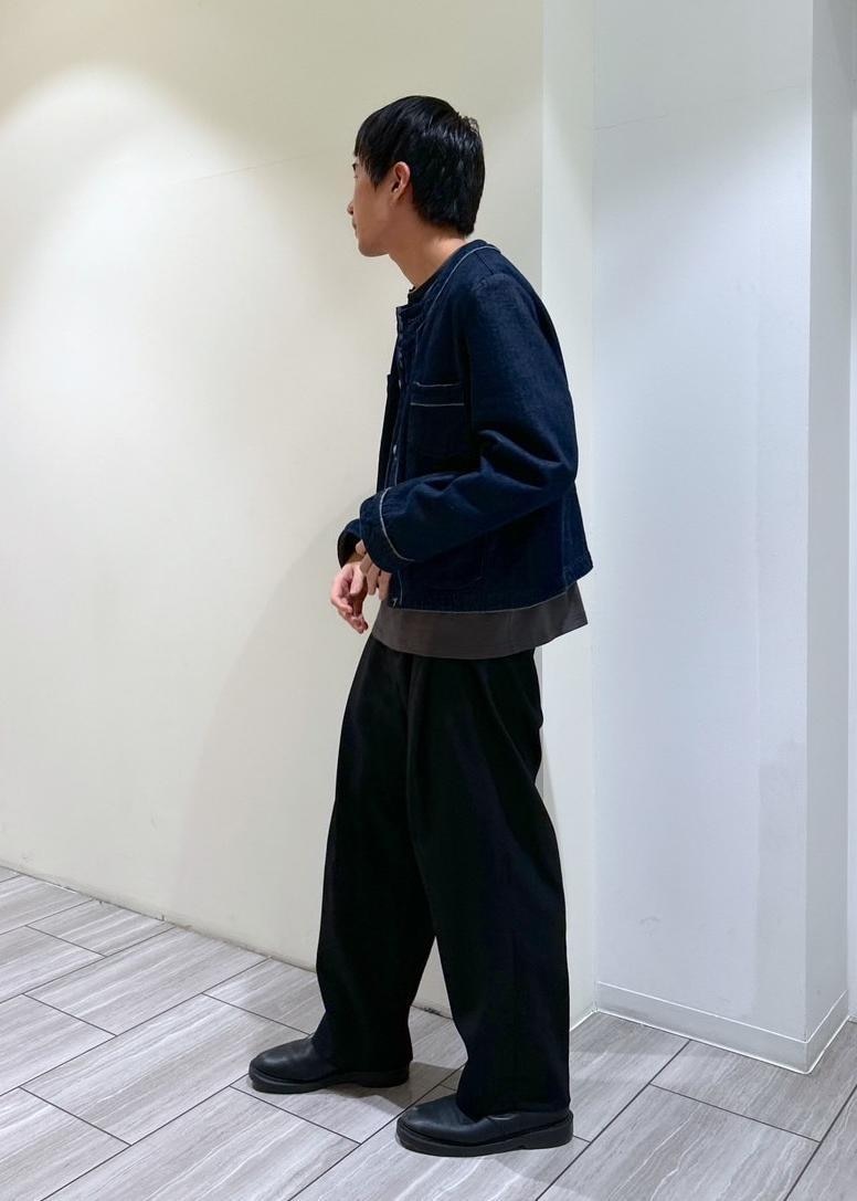 ブルー系のデニムジャケット、ブラック系のスラックス、グレー系のTシャツ/カットソーを着用したメンズの春コーディネートの3枚目の写真