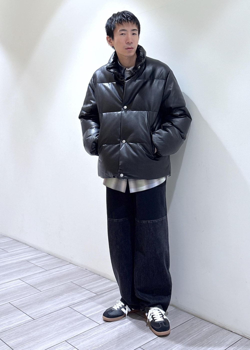 ブラック系のダウンジャケット/コート、ブラック系のスニーカー、ブラック系のその他パンツを着用したメンズの秋コーディネートの2枚目の写真