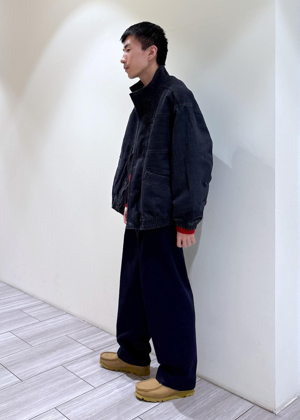 ベージュ系のブーツ、ホワイト系のシャツ/ブラウス、ブラック系のデニムジャケットを着用したメンズの冬コーディネートの4枚目の写真