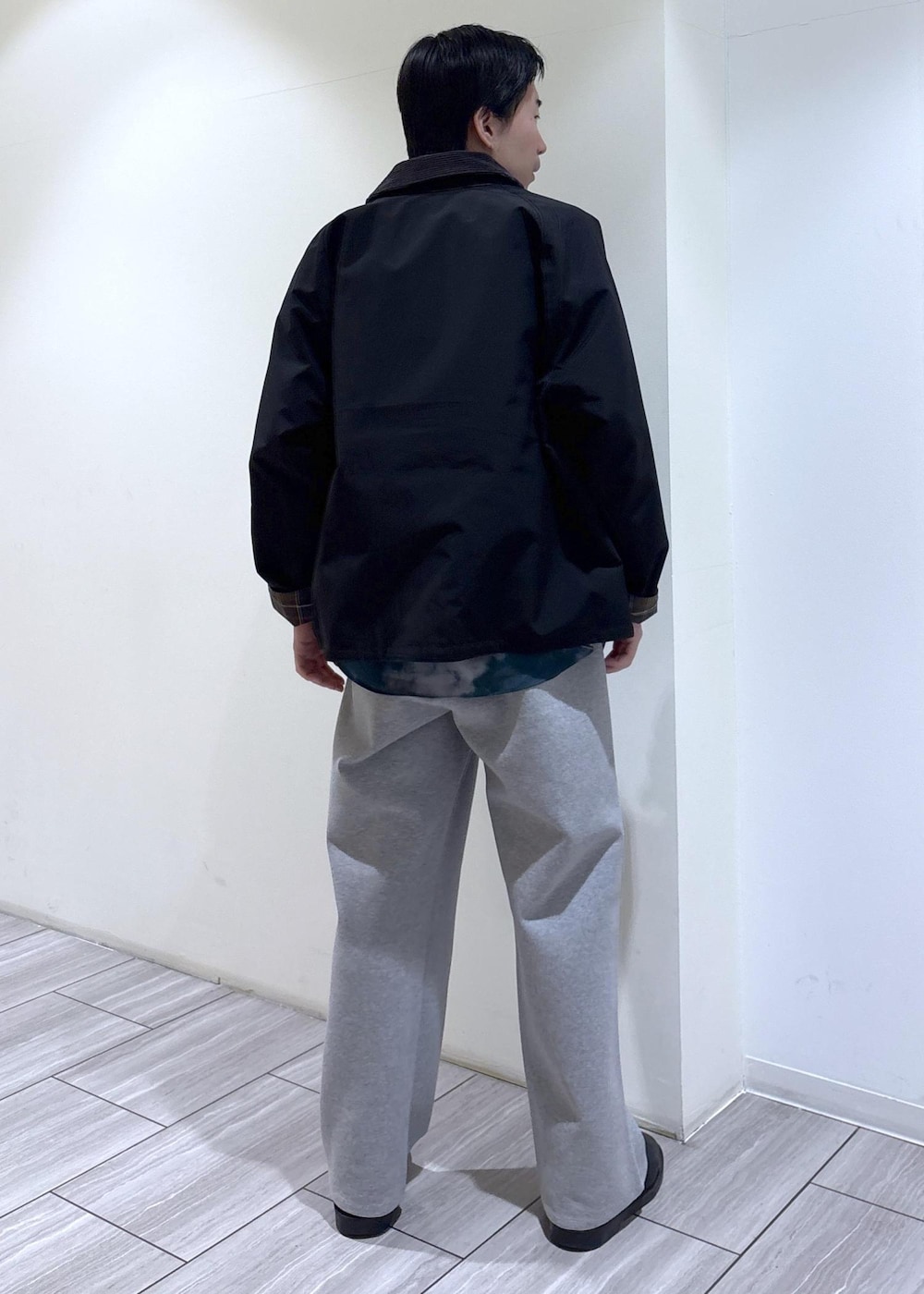 グリーン系のシャツ/ブラウス、グレー系のスウェット、グレー系のその他パンツを着用したメンズの冬コーディネートの5枚目の写真