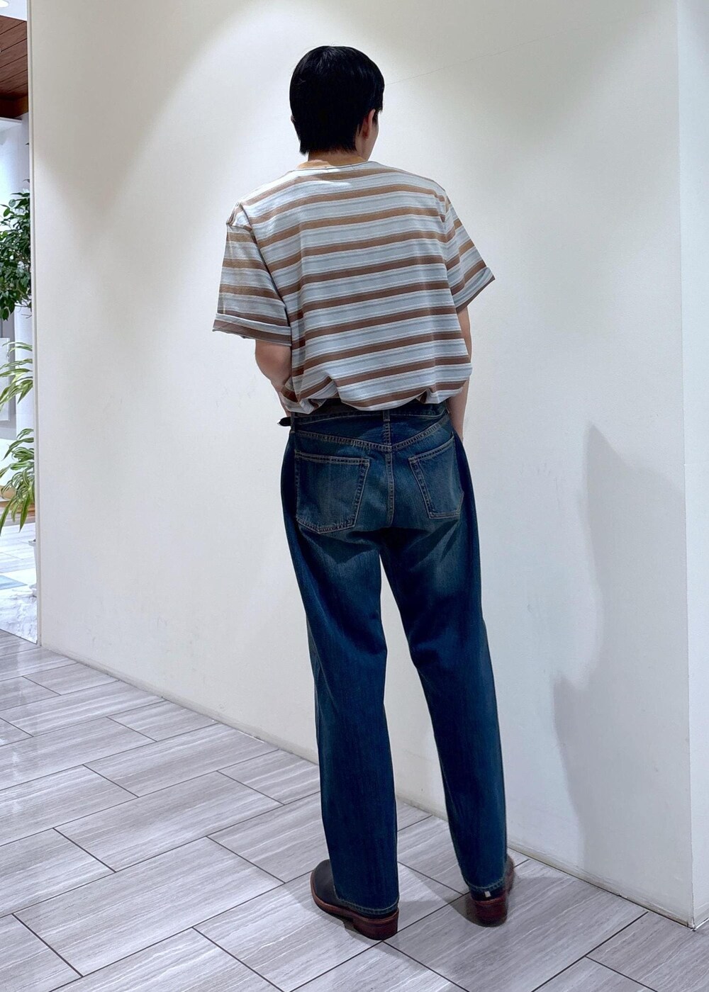 ブルー系のTシャツ/カットソー、ブルー系のデニムパンツを着用したメンズの春コーディネートの3枚目の写真