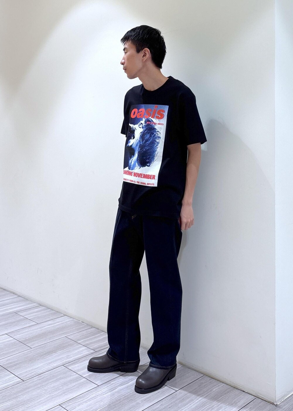 ブラック系のTシャツ/カットソー、ブルー系のデニムパンツを着用したメンズの夏コーディネートの2枚目の写真