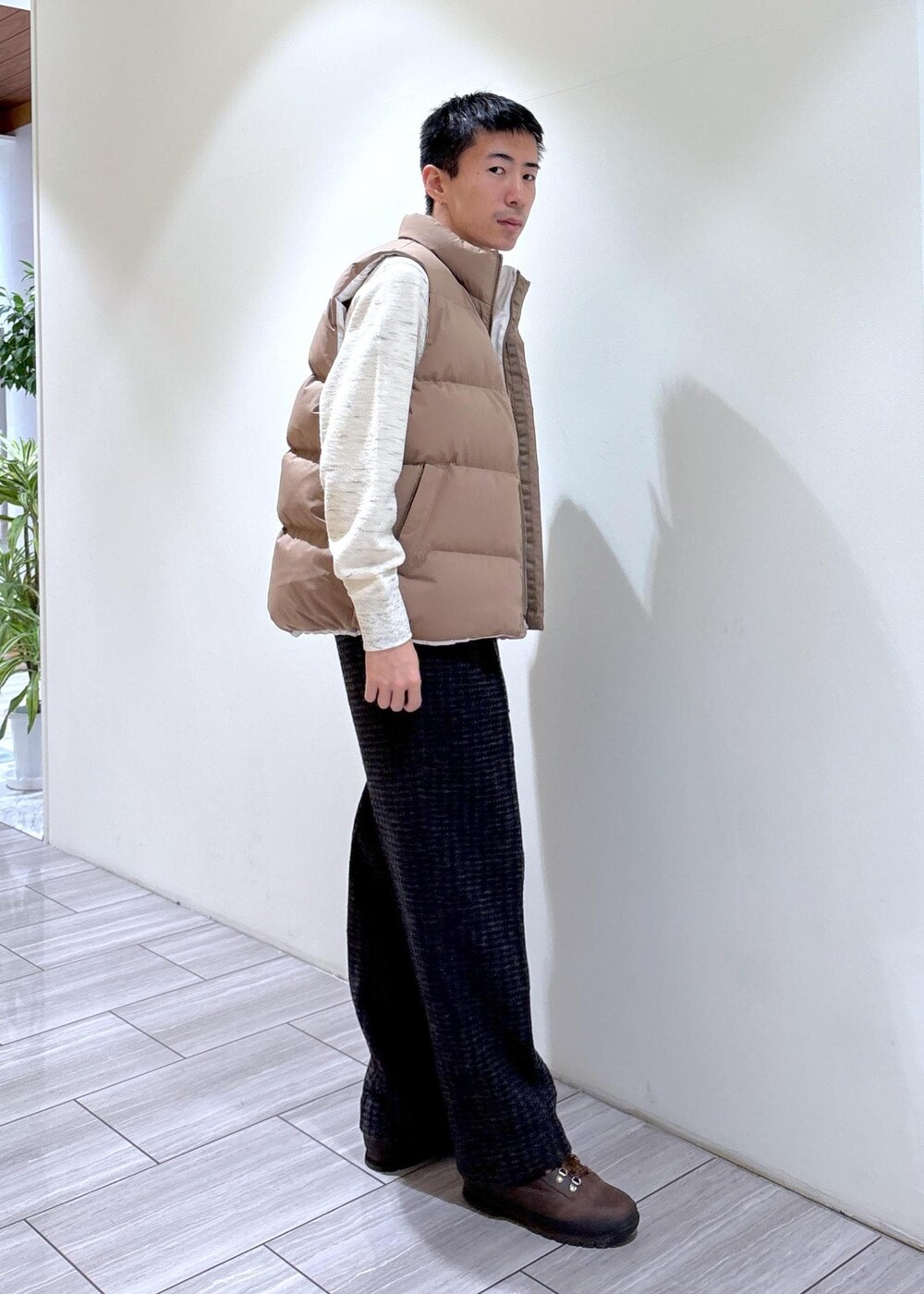 ベージュ系のその他アウター、ホワイト系のスウェット、グレー系のスラックスを着用したメンズの冬コーディネートの2枚目の写真