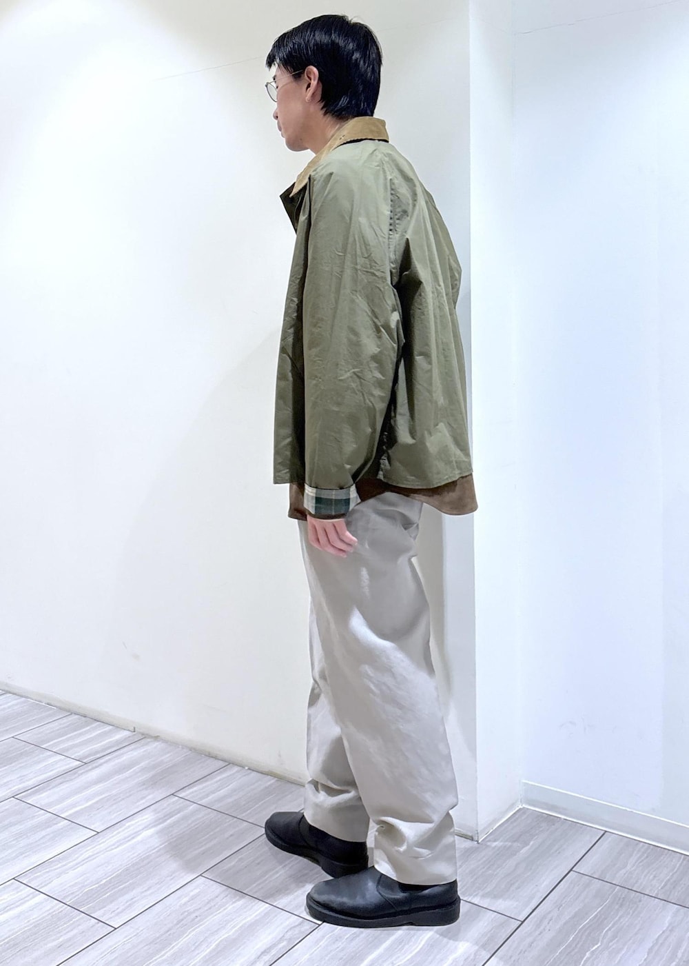 ブラウン系のカバーオールを着用したメンズの冬コーディネートの2枚目の写真