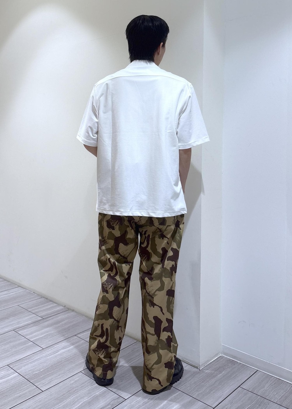 グリーン系のカーゴパンツ、ブラック系のスニーカー、ホワイト系のシャツ/ブラウスを着用したメンズの春コーディネートの4枚目の写真