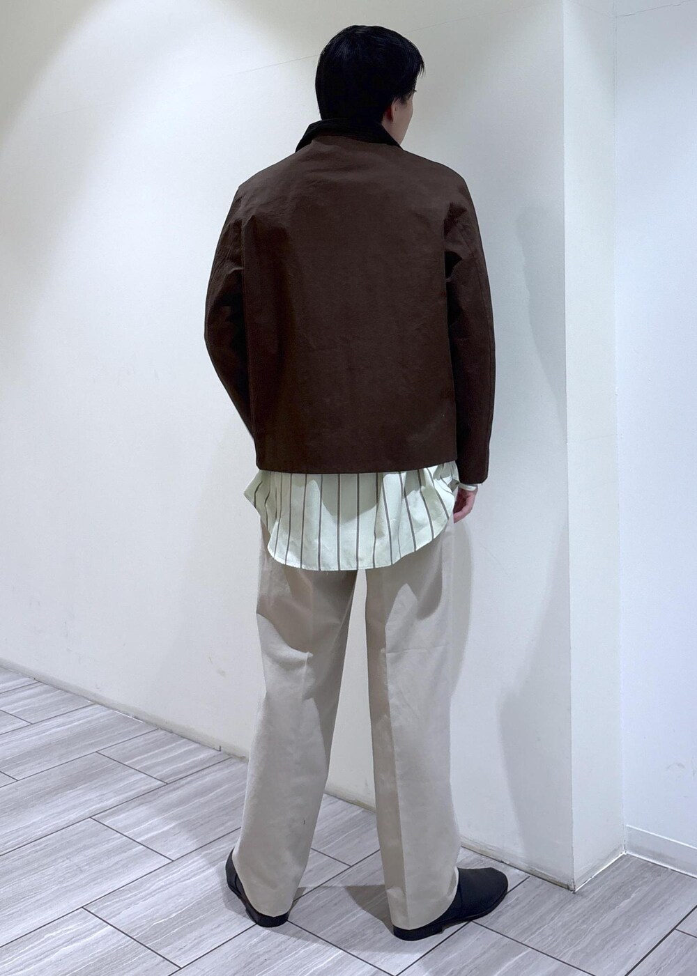 グリーン系のシャツ/ブラウス、ベージュ系のスラックス、ブラウン系のその他アウターを着用したメンズの冬コーディネートの5枚目の写真