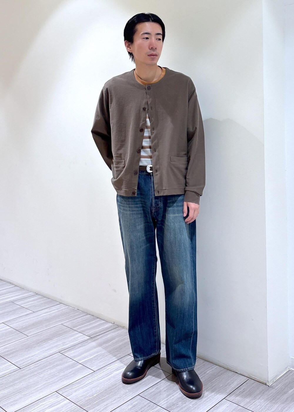 ブルー系のデニムパンツ、ブルー系のTシャツ/カットソー、グリーン系のカーディガン/ボレロを着用したメンズの春コーディネートの2枚目の写真