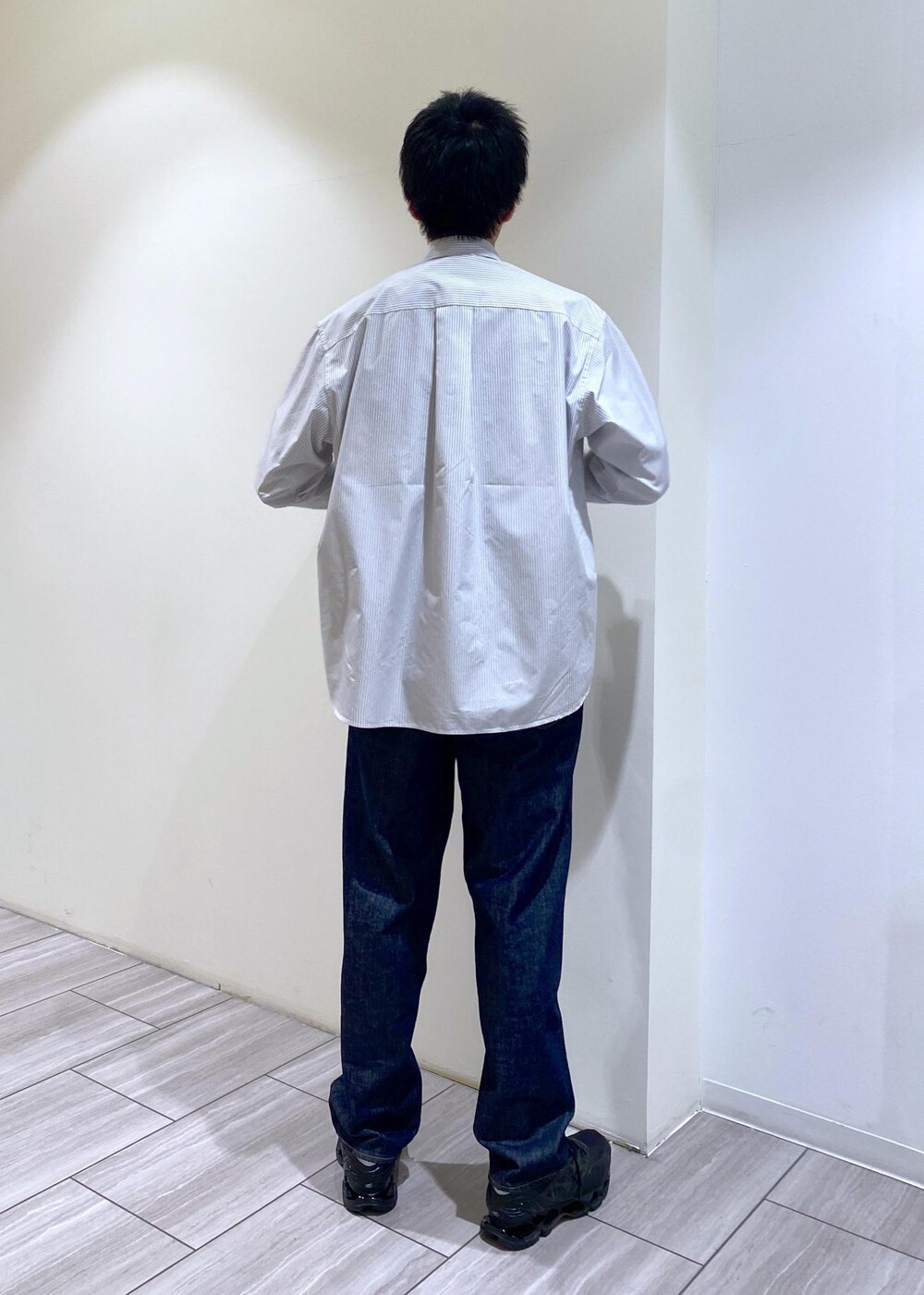 ホワイト系のシャツ/ブラウス、ベージュ系のTシャツ/カットソーを着用したメンズの春コーディネートの3枚目の写真