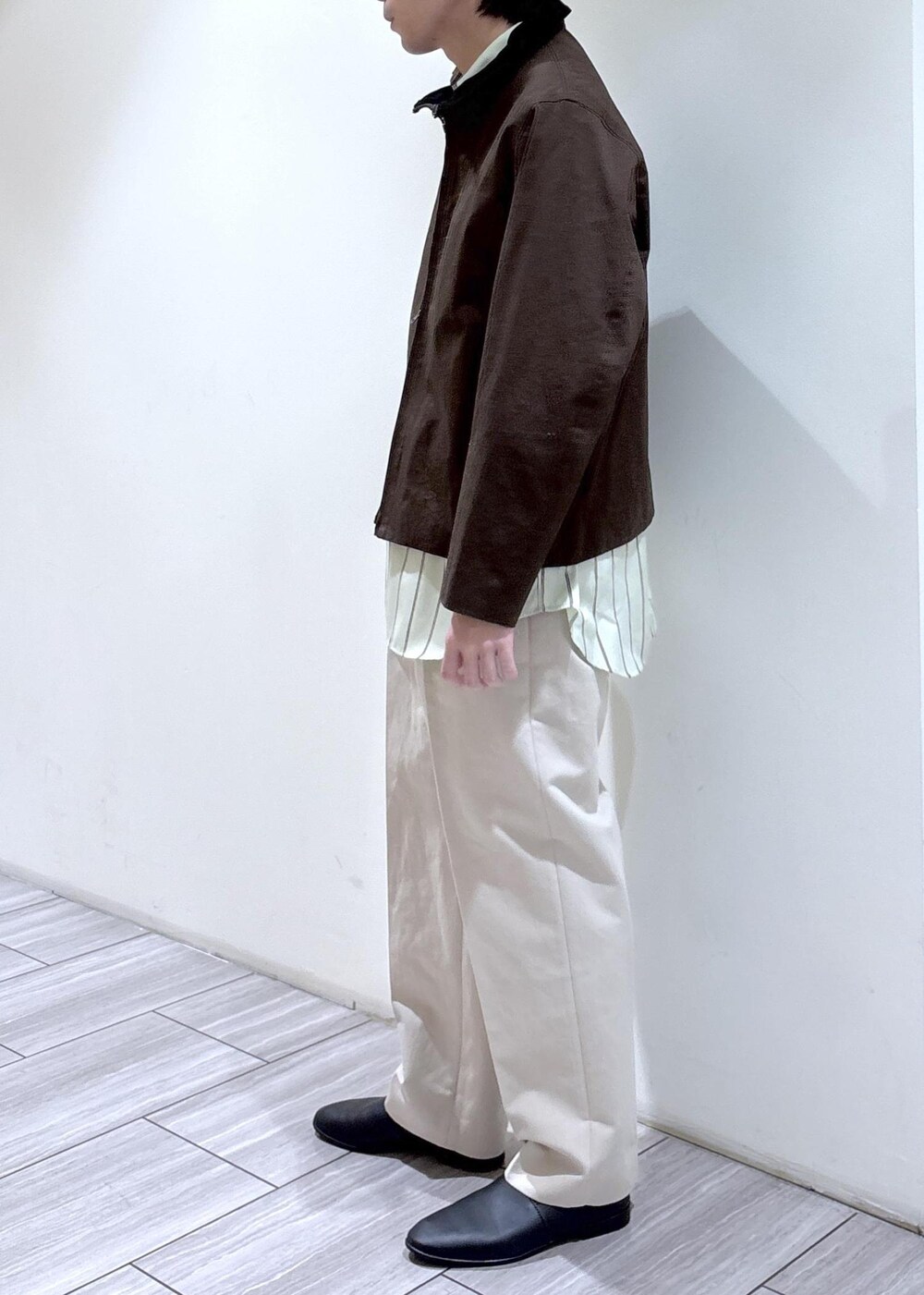 グリーン系のシャツ/ブラウス、ベージュ系のスラックス、ブラウン系のその他アウターを着用したメンズの冬コーディネートの2枚目の写真