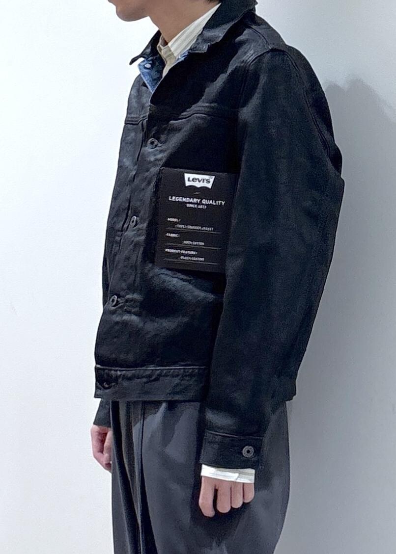 グレー系のスラックス、ホワイト系のシャツ/ブラウスを着用したメンズの冬コーディネートの4枚目の写真