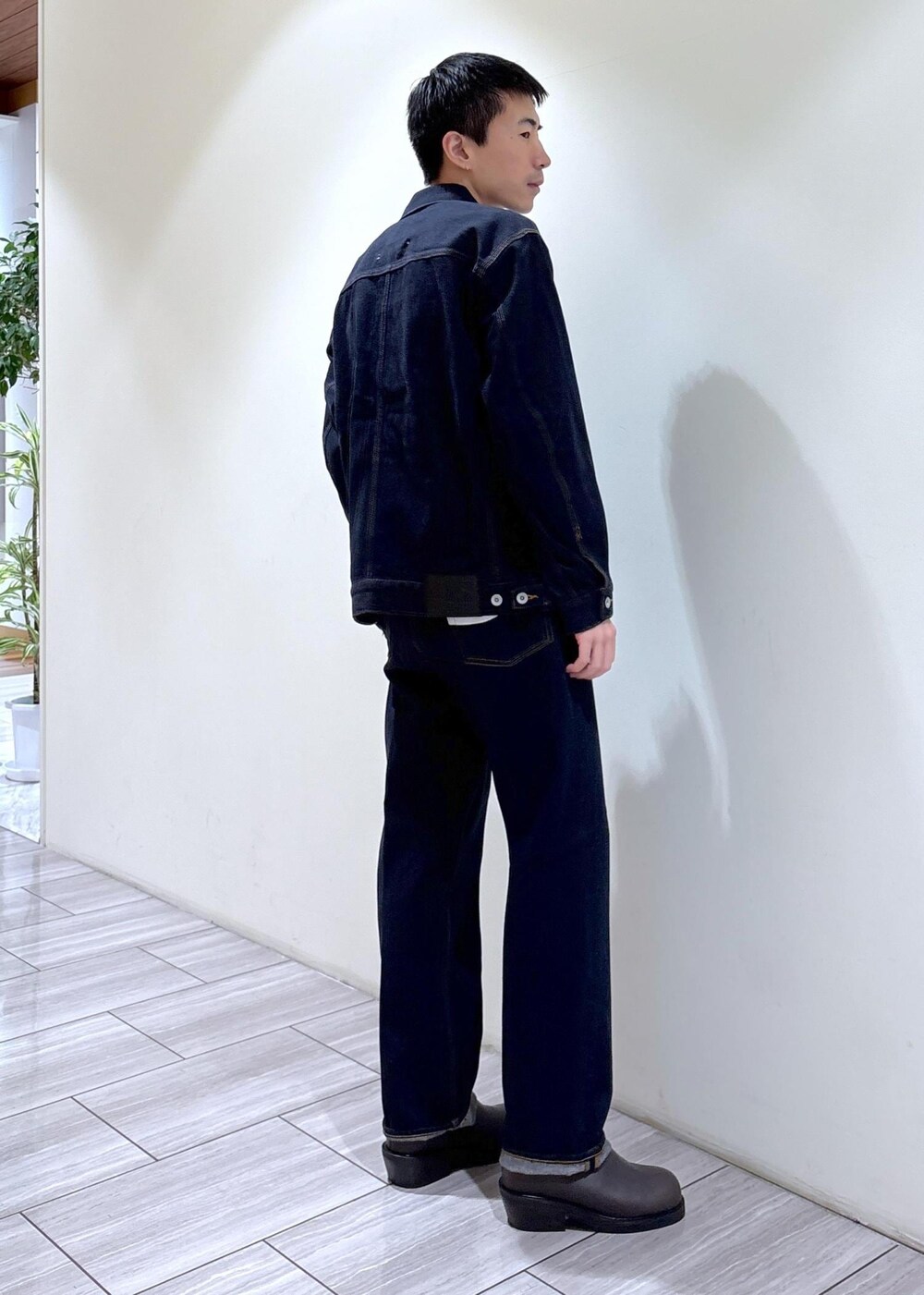 ブルー系のデニムジャケット、ホワイト系のTシャツ/カットソー、ブルー系のデニムパンツを着用したメンズの夏コーディネートの4枚目の写真