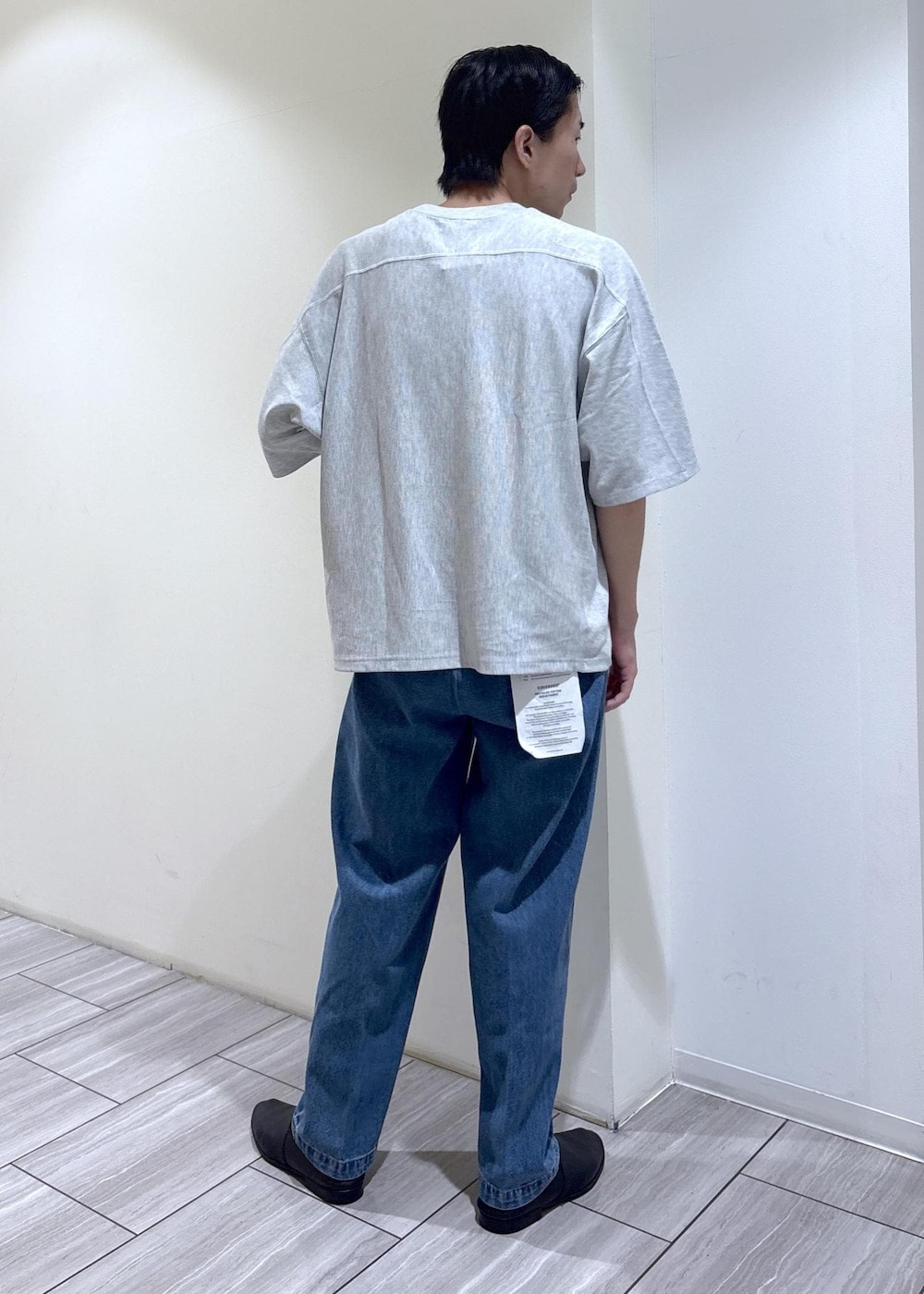 ブルー系のデニムパンツ、グレー系のTシャツ/カットソー、イエロー系のシャツ/ブラウスを着用したメンズの夏コーディネートの5枚目の写真