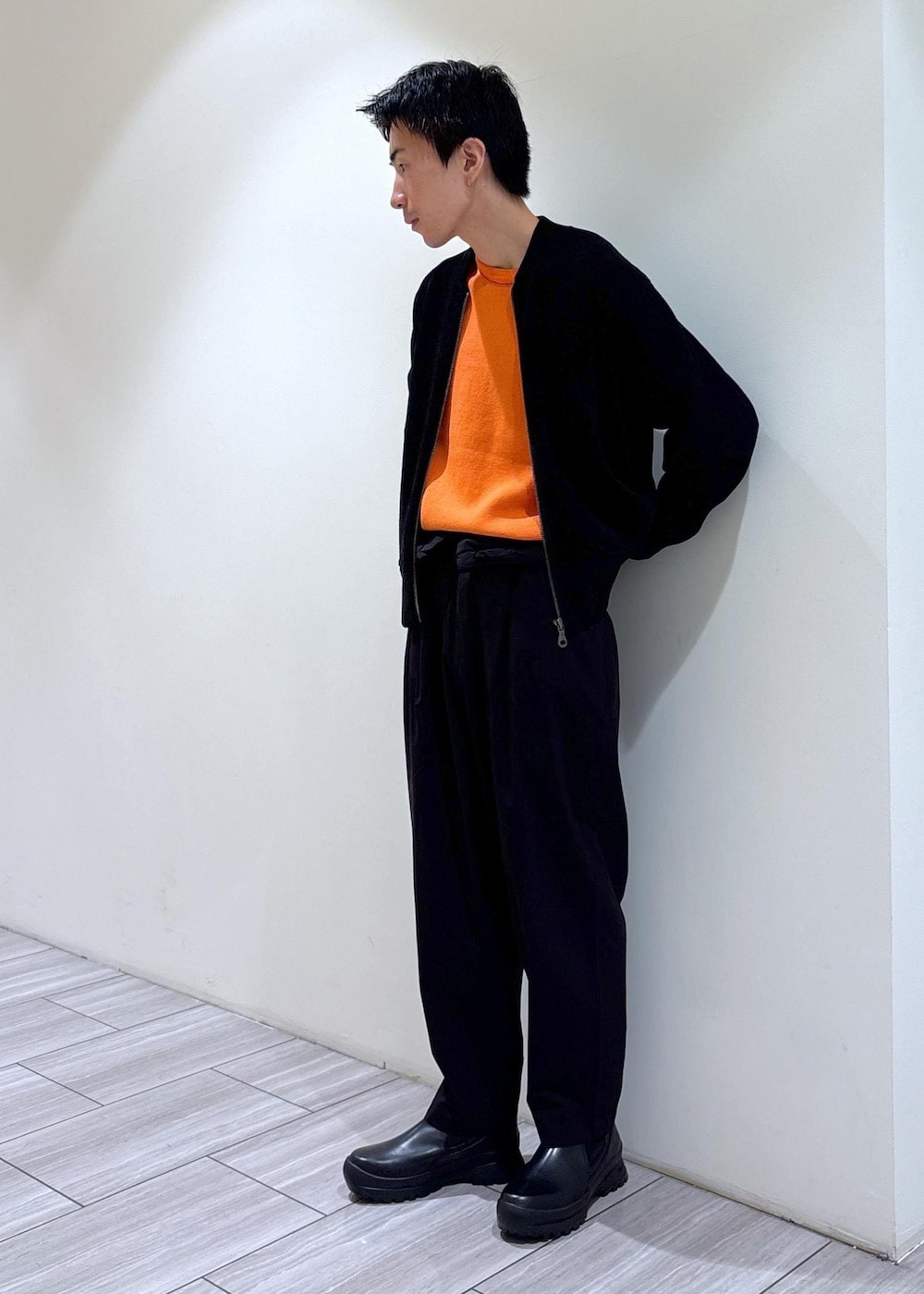 ブラック系のその他パンツ、ブルー系のニット/セーター、ブラック系のその他アウターを着用したメンズの秋コーディネートの4枚目の写真