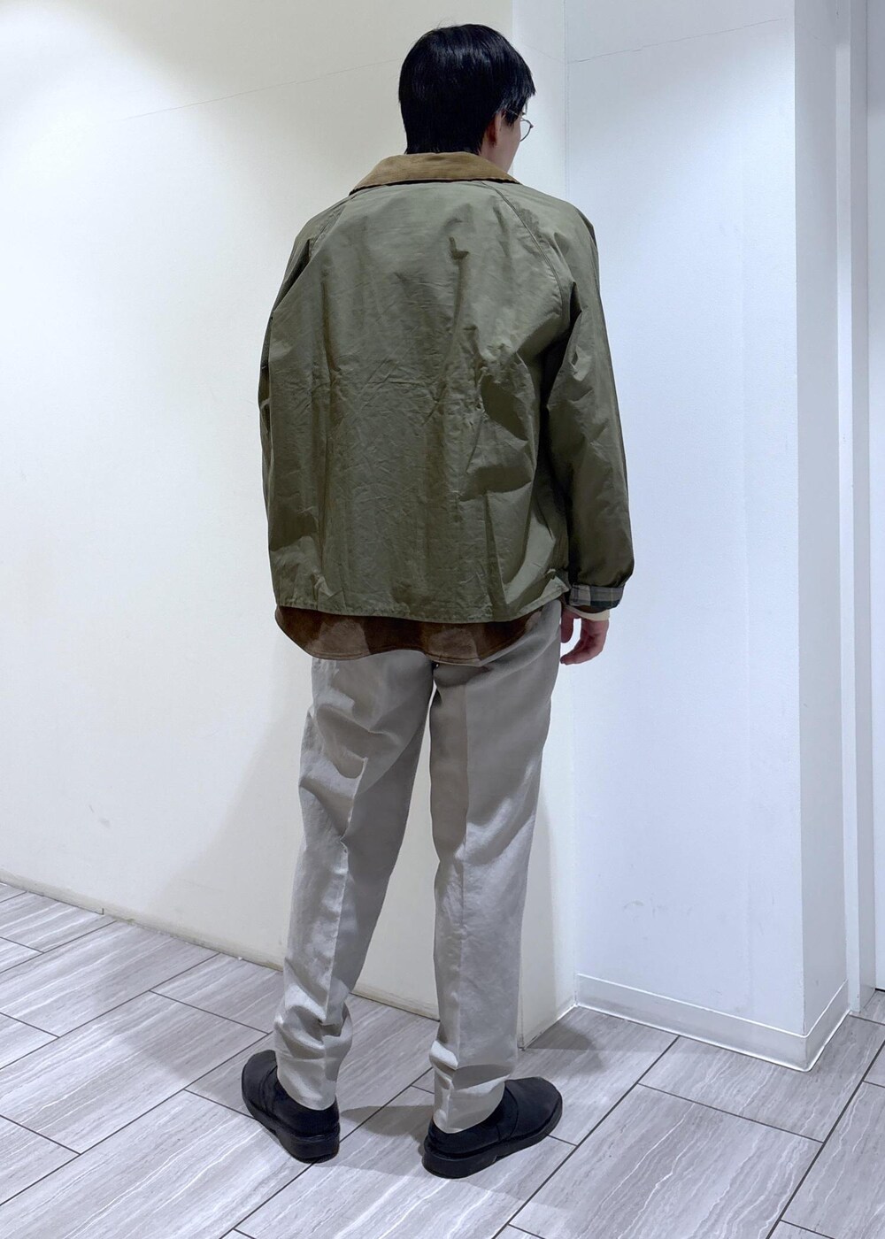 ブラウン系のカバーオールを着用したメンズの冬コーディネートの3枚目の写真