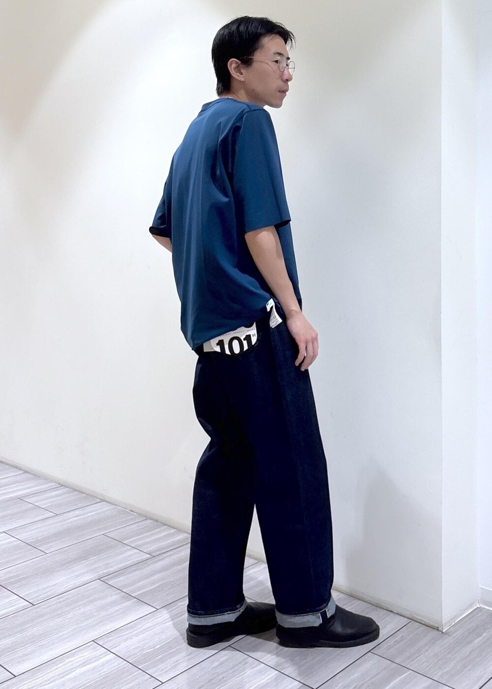 ブルー系のデニムパンツ、ホワイト系のシャツ/ブラウス、ブルー系のTシャツ/カットソーを着用したメンズの春コーディネートの4枚目の写真