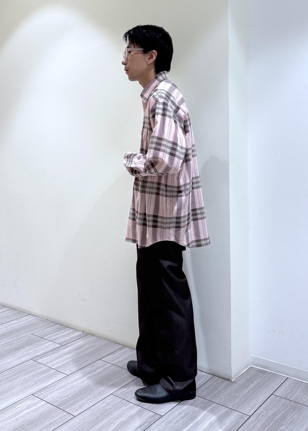 ピンク系のシャツ/ブラウスを着用したメンズの秋コーディネートの3枚目の写真