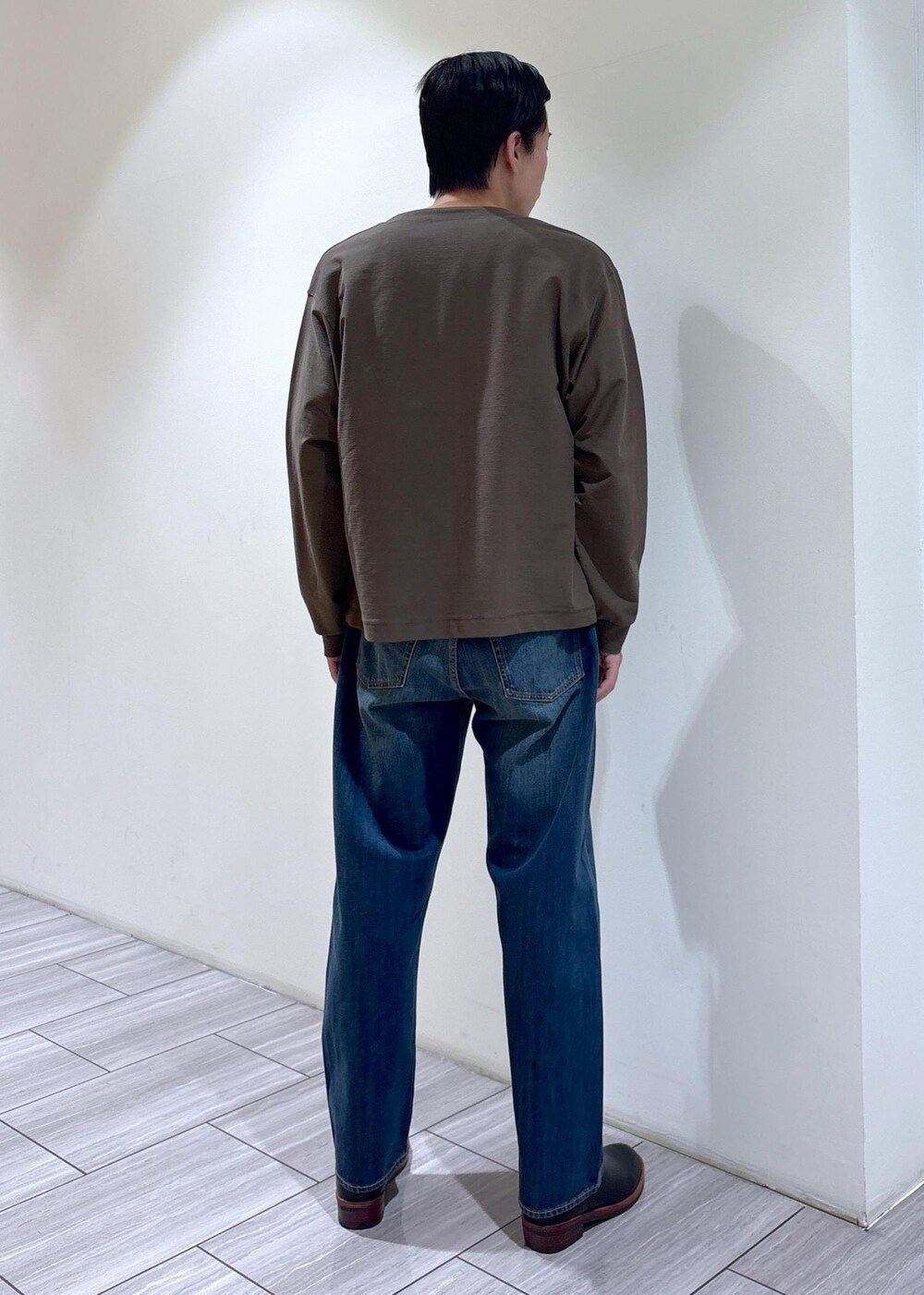 ブルー系のデニムパンツ、ブルー系のTシャツ/カットソー、グリーン系のカーディガン/ボレロを着用したメンズの春コーディネートの4枚目の写真