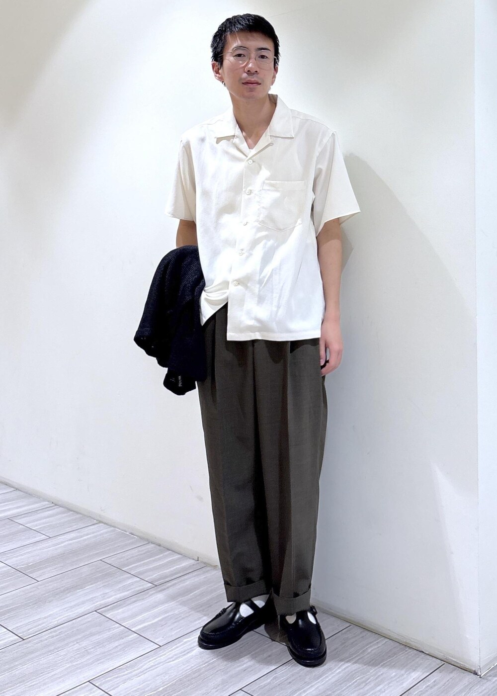 グリーン系のその他パンツ、ホワイト系のシャツ/ブラウスを着用したメンズの春コーディネートの4枚目の写真