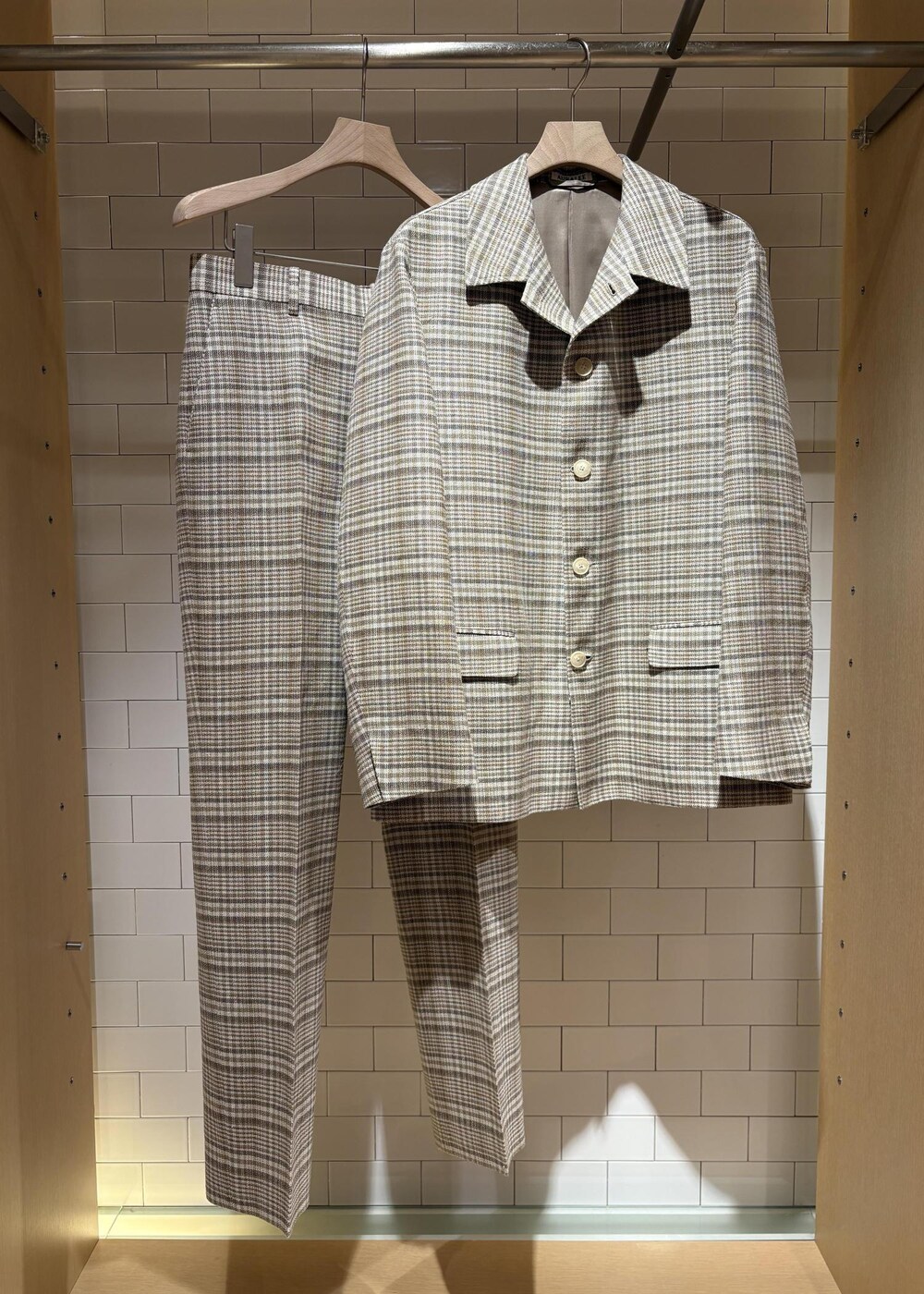 ベージュ系のその他アウター、ベージュ系のスラックスを着用したメンズの冬コーディネートの6枚目の写真