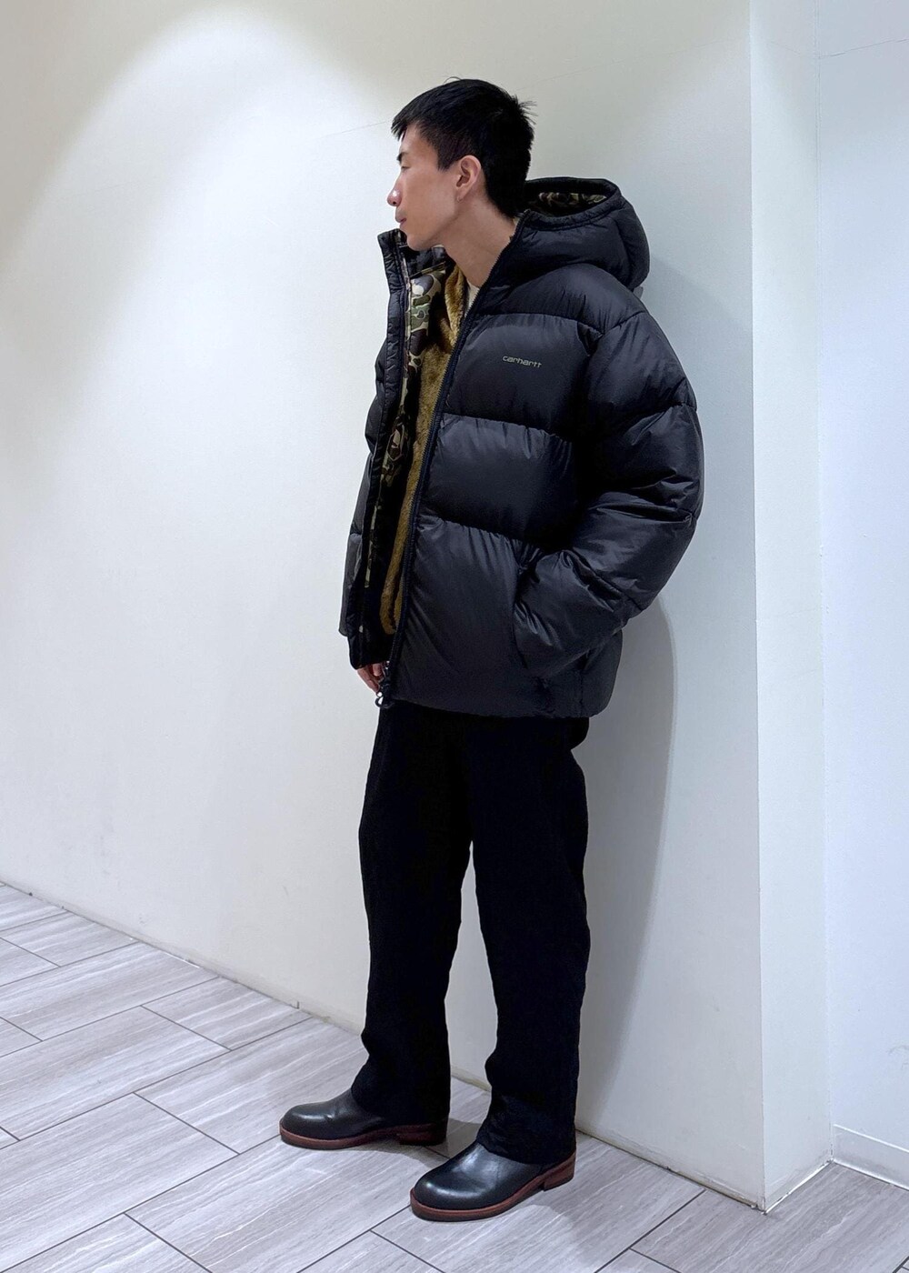 イエロー系のその他アウター、ホワイト系のスウェット、ブラック系のスラックスを着用したメンズの冬コーディネートの2枚目の写真