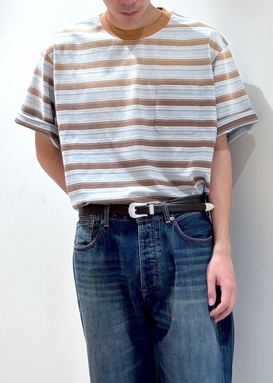 ブルー系のTシャツ/カットソー、ブルー系のデニムパンツを着用したメンズの春コーディネートの2枚目の写真