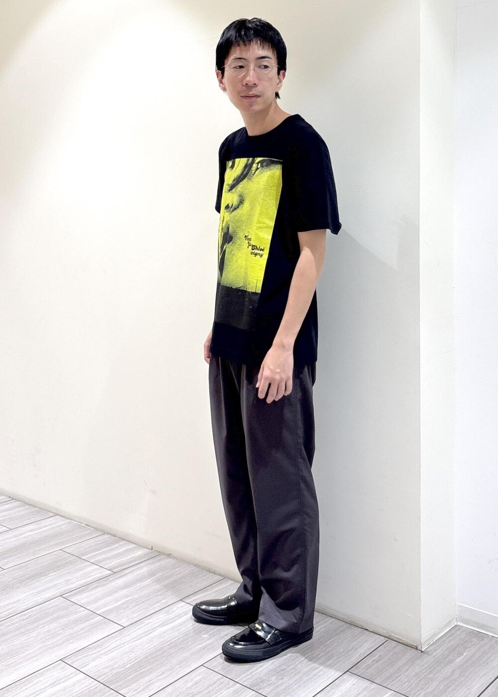 グレー系のその他パンツ、ホワイト系のTシャツ/カットソーを着用したメンズの夏コーディネートの3枚目の写真