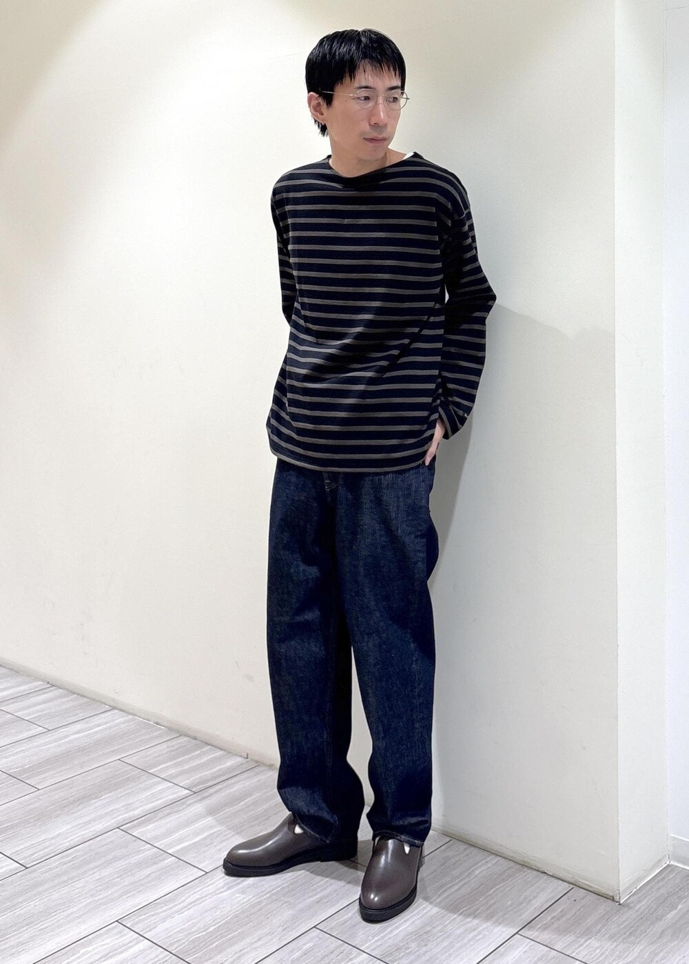 グレー系のTシャツ/カットソー、ブルー系のデニムパンツを着用したメンズの夏コーディネートの2枚目の写真