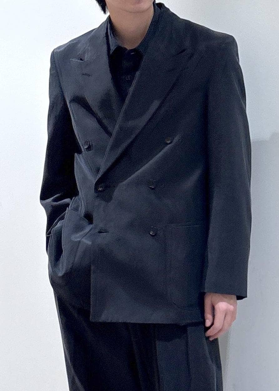 ブラック系のテーラードジャケット、ブラック系のスラックス、ブラック系のシャツ/ブラウスを着用したメンズの春コーディネートの3枚目の写真