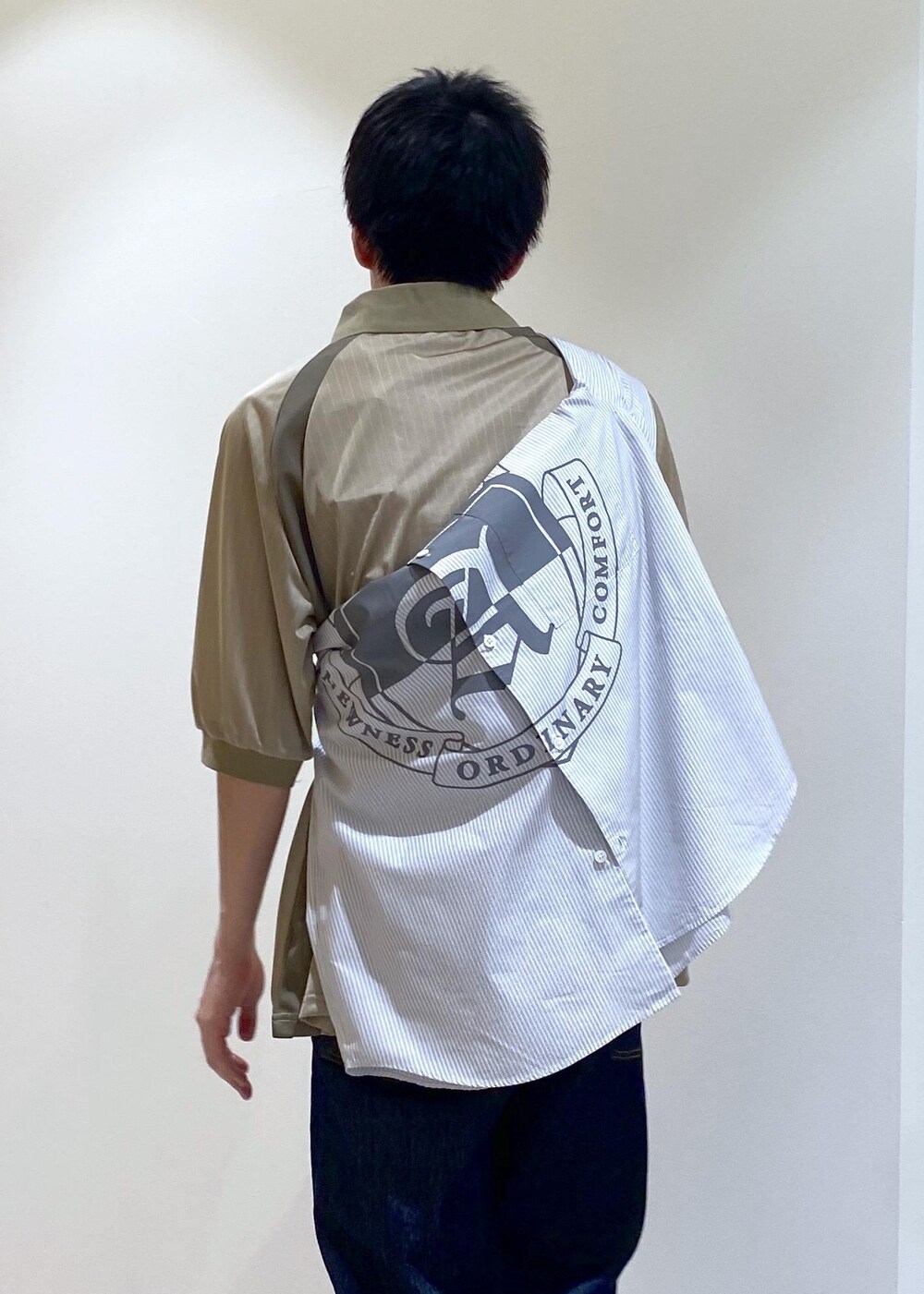 ホワイト系のシャツ/ブラウス、ベージュ系のTシャツ/カットソーを着用したメンズの春コーディネートの6枚目の写真