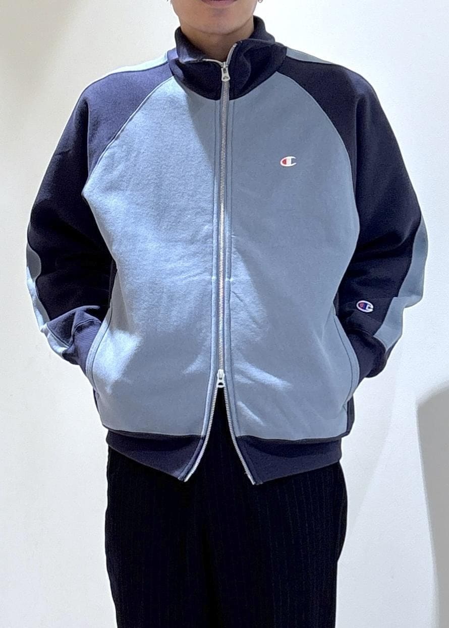 ブラック系のスリッポン、ブルー系のカーディガン/ボレロ、ブルー系のスラックスを着用したメンズの秋コーディネートの2枚目の写真