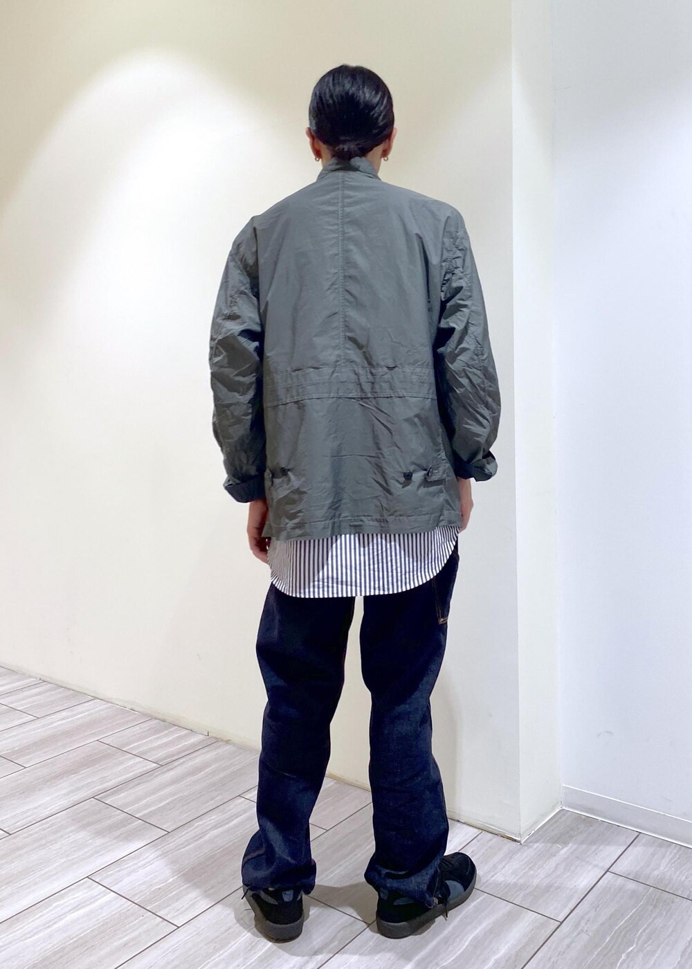 ブルー系のシャツ/ブラウス、ブルー系のデニムパンツ、グレー系のブルゾンを着用したメンズの秋コーディネートの3枚目の写真
