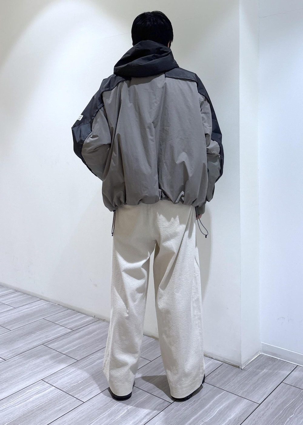 グリーン系のその他アウターを着用したメンズの秋コーディネートの3枚目の写真