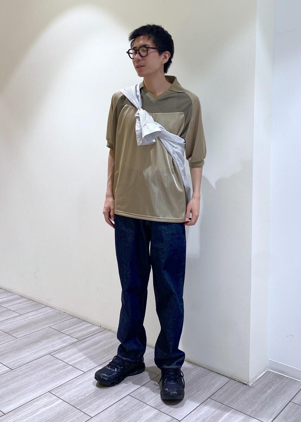 ホワイト系のシャツ/ブラウス、ベージュ系のTシャツ/カットソーを着用したメンズの春コーディネートの5枚目の写真