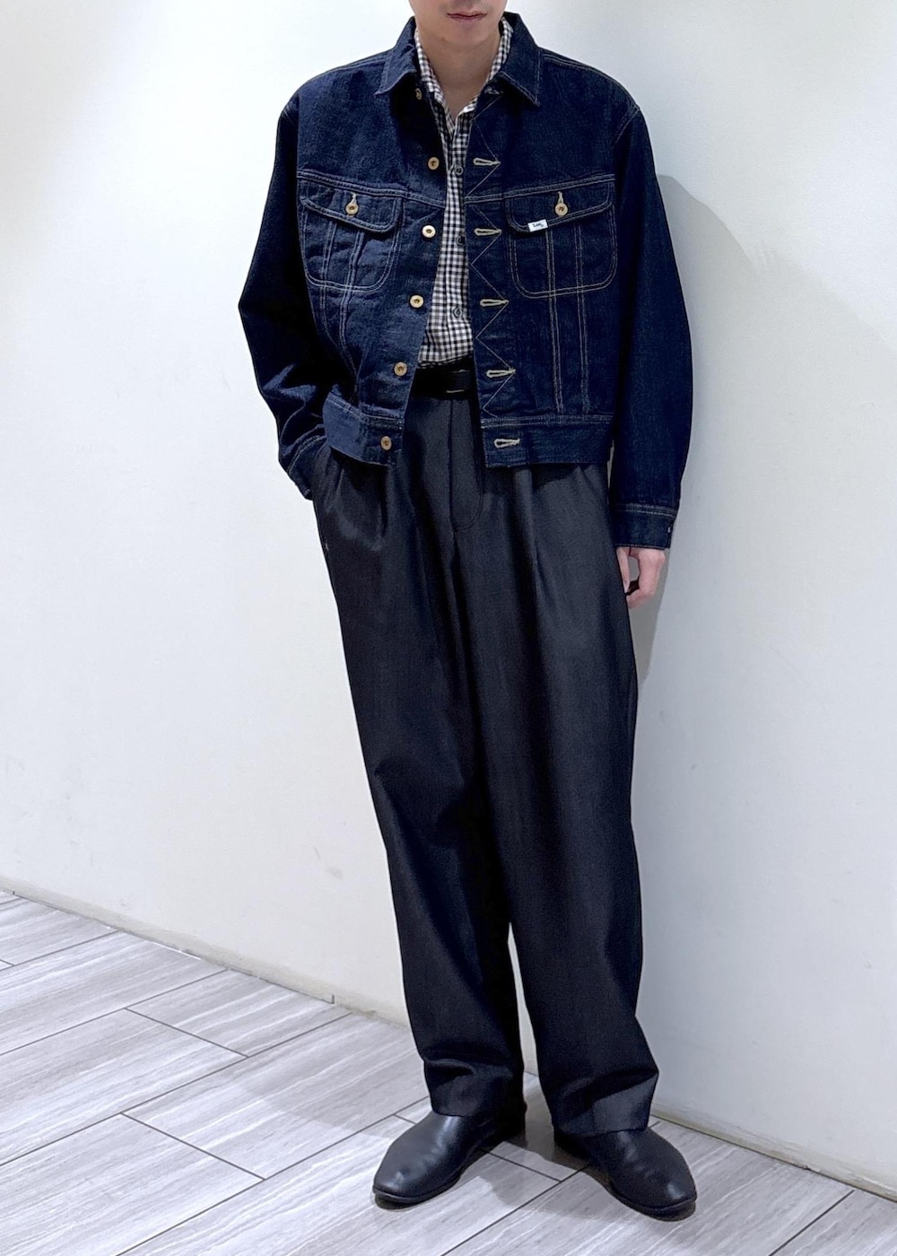 ブルー系のデニムジャケットを着用したメンズの春コーディネートの2枚目の写真